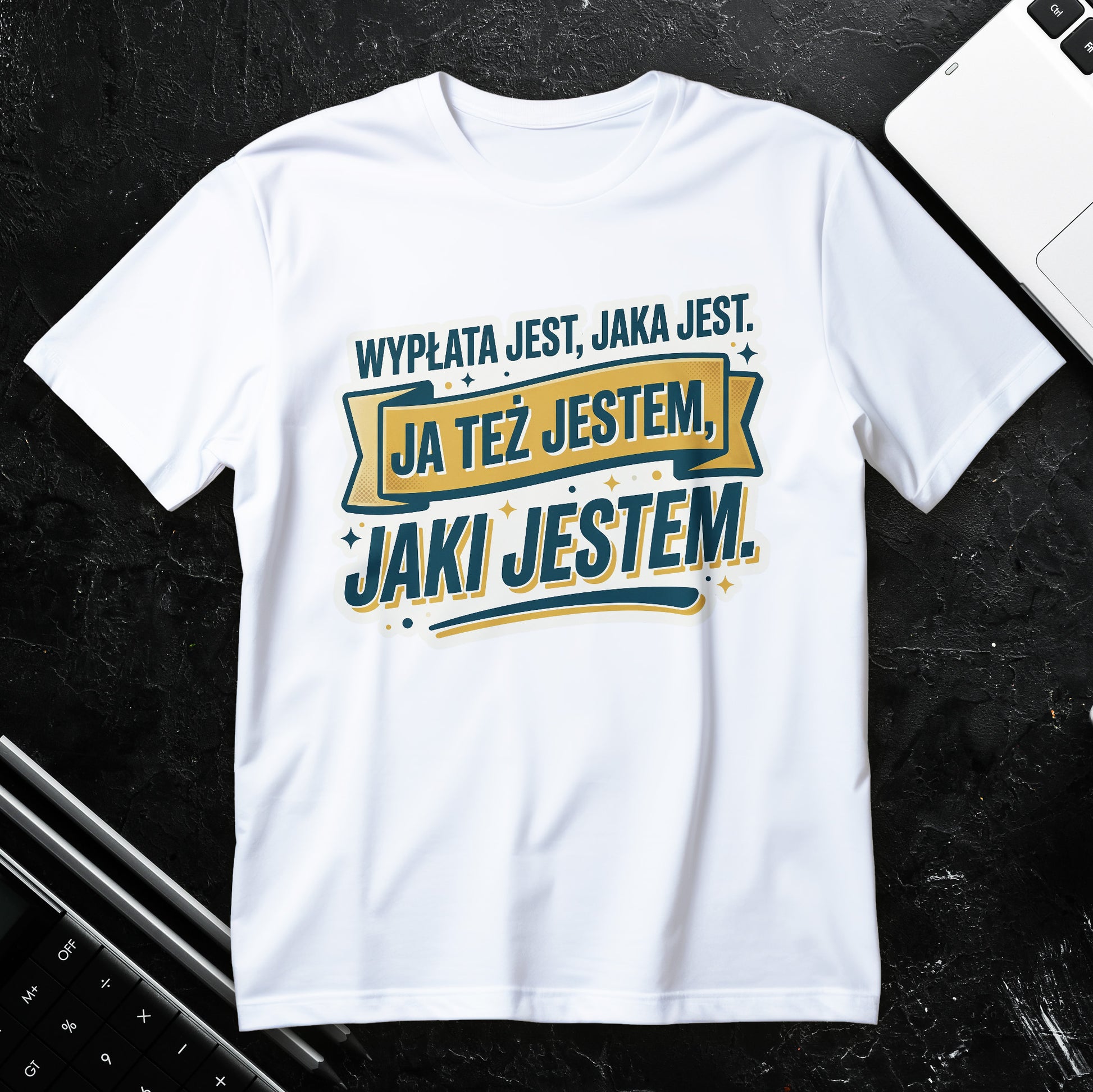 Koszulka z napisem Wypłata jest, jaka jest. Ja też jestem, jaki jestem!, typograficzny nadruk retro w kolorach złota i zieleni