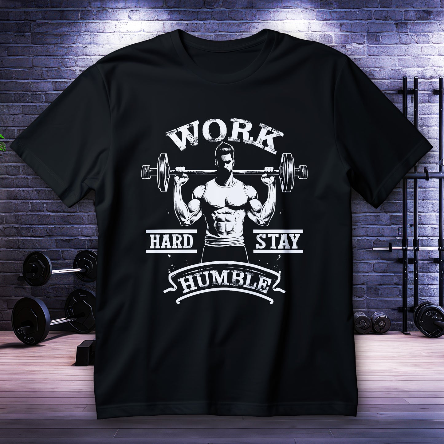 Koszulka na siłownię Work Hard Stay Humble, grafika sylwetki z gryfem i napis WORK HARD STAY HUMBLE