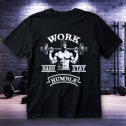Koszulka na siłownię Work Hard Stay Humble, grafika sylwetki z gryfem i napis WORK HARD STAY HUMBLE