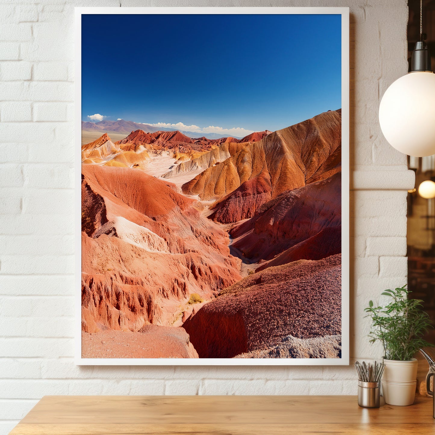 Plakat w drewnianej ramie: czerwono-pomarańczowe wzgórza pustynne i błękitne niebo, Puna de Atacama, Argentyna