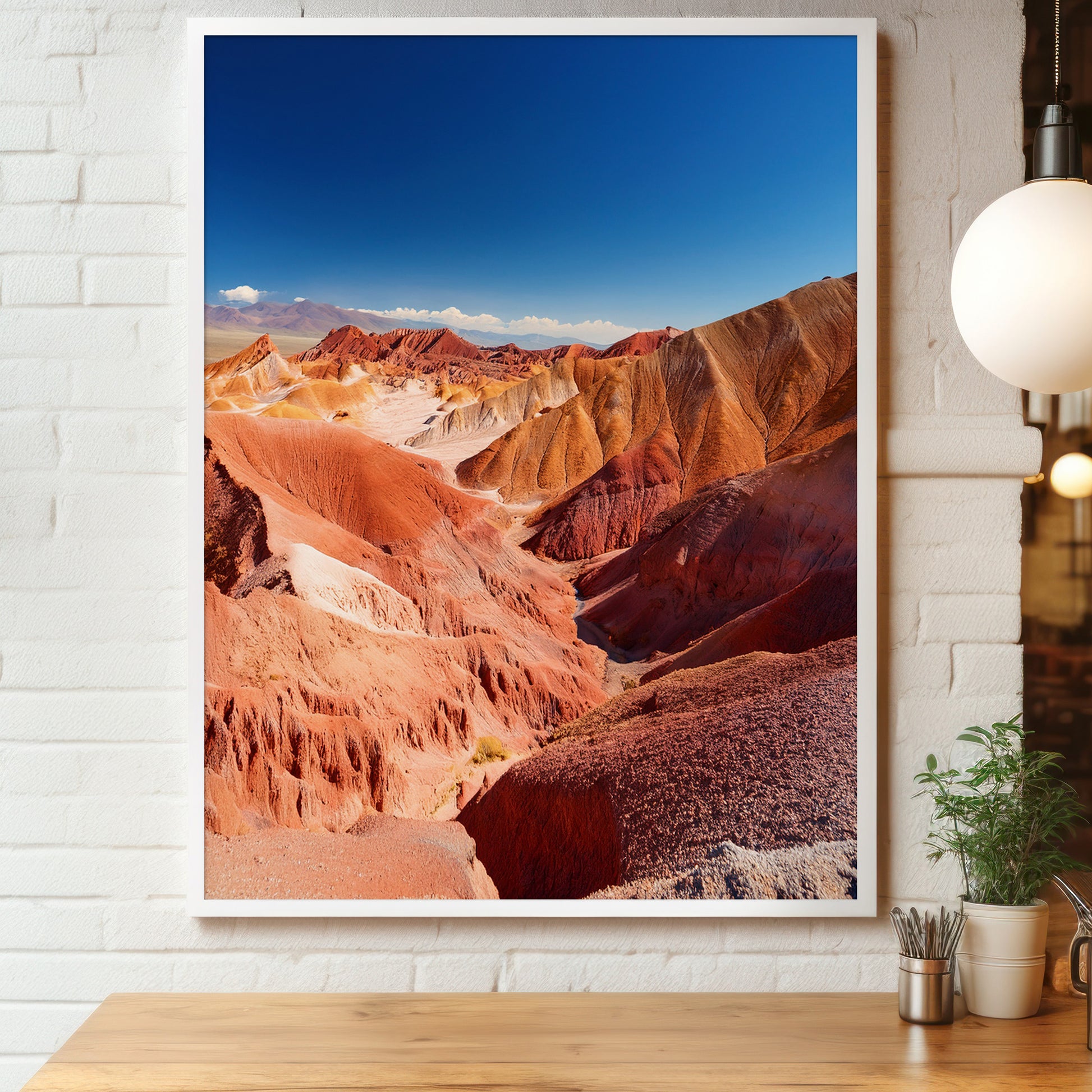 Plakat w drewnianej ramie: czerwono-pomarańczowe wzgórza pustynne i błękitne niebo, Puna de Atacama, Argentyna