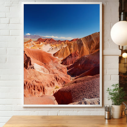 Plakat w drewnianej ramie: czerwono-pomarańczowe wzgórza pustynne i błękitne niebo, Puna de Atacama, Argentyna