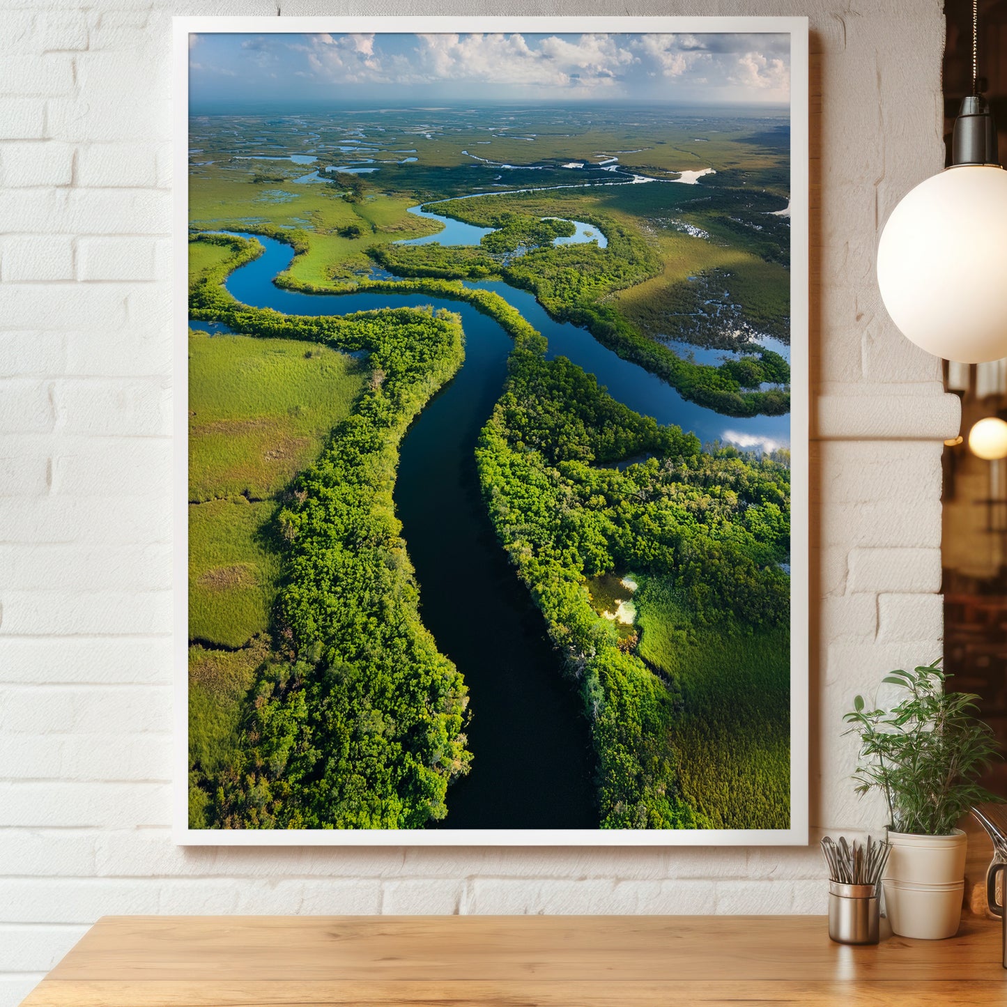 Plakat w drewnianej ramie: wijąca się rzeka wśród zielonych mokradeł i niebo z chmurami, Everglades, Floryda