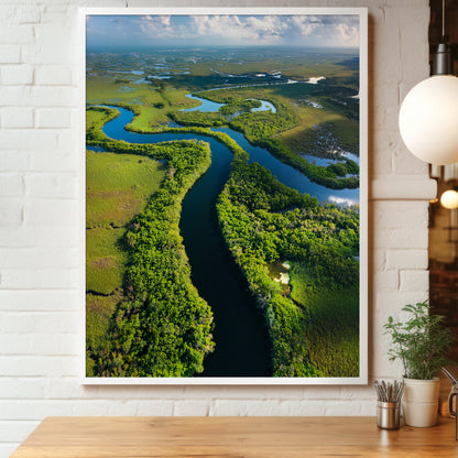 Plakat w drewnianej ramie: wijąca się rzeka wśród zielonych mokradeł i niebo z chmurami, Everglades, Floryda