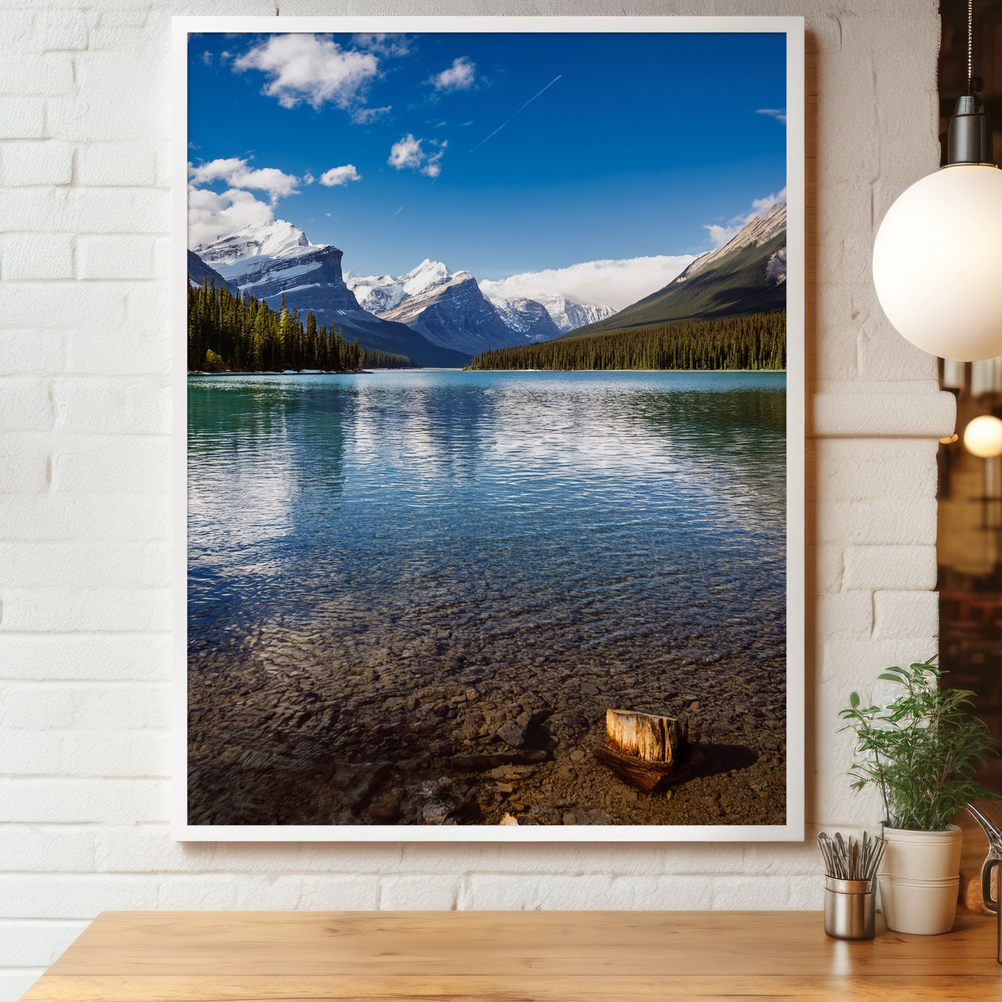 plakat w drewnianej ramie: górskie jezioro z kamienistym brzegiem, lasem i ośnieżonymi szczytami, Maligne Lake