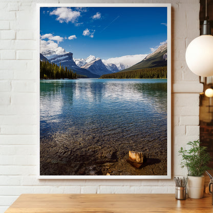 plakat w drewnianej ramie: górskie jezioro z kamienistym brzegiem, lasem i ośnieżonymi szczytami, Maligne Lake
