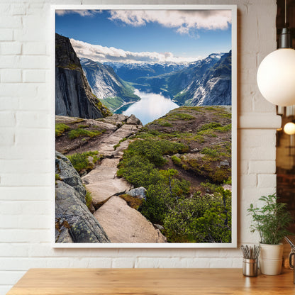 plakat w drewnianej ramie: kamienista ścieżka na klifie i widok na fiord między górami, Norwegia