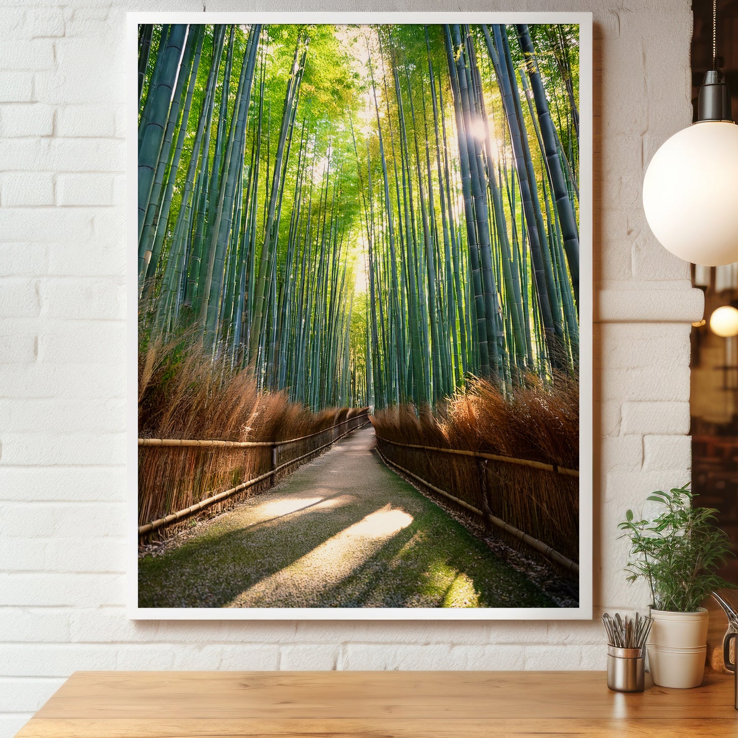 plakat w drewnianej ramie: ścieżka przez las bambusowy z promieniami słońca, Arashiyama, Kioto