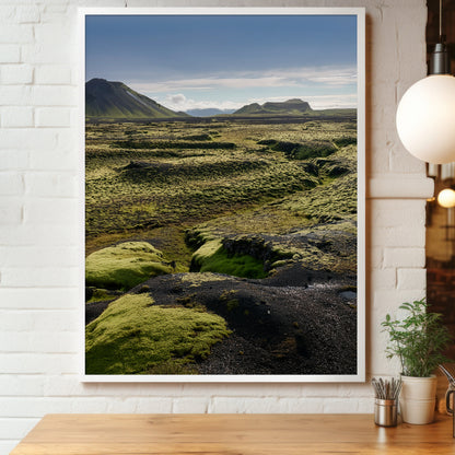 Plakat w drewnianej ramie z zielonym mchem na czarnej, zastygłej lawie i jasnym niebem, Islandia