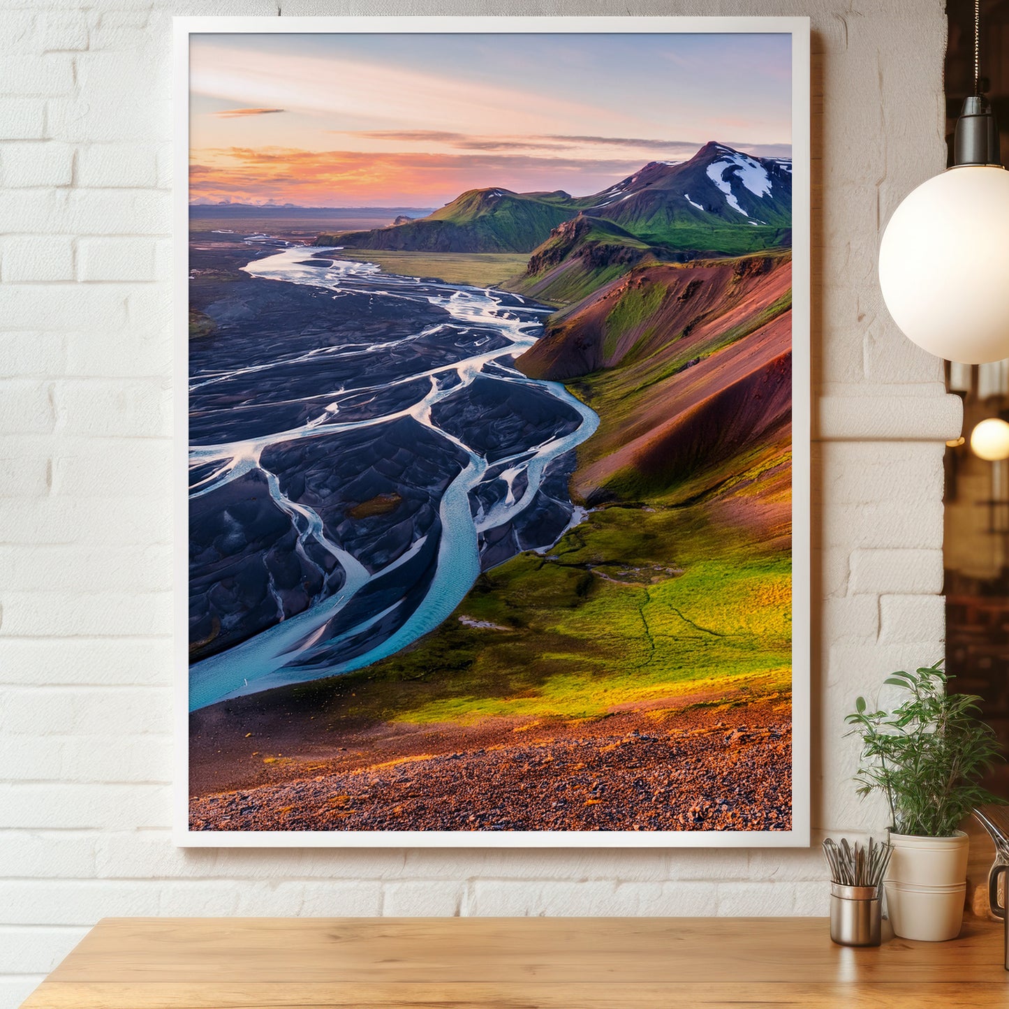 plakat w drewnianej ramie, pleciona rzeka na czarnym piasku wulkanicznym, Katla Global Geopark, Islandia, góry i zachód słońca