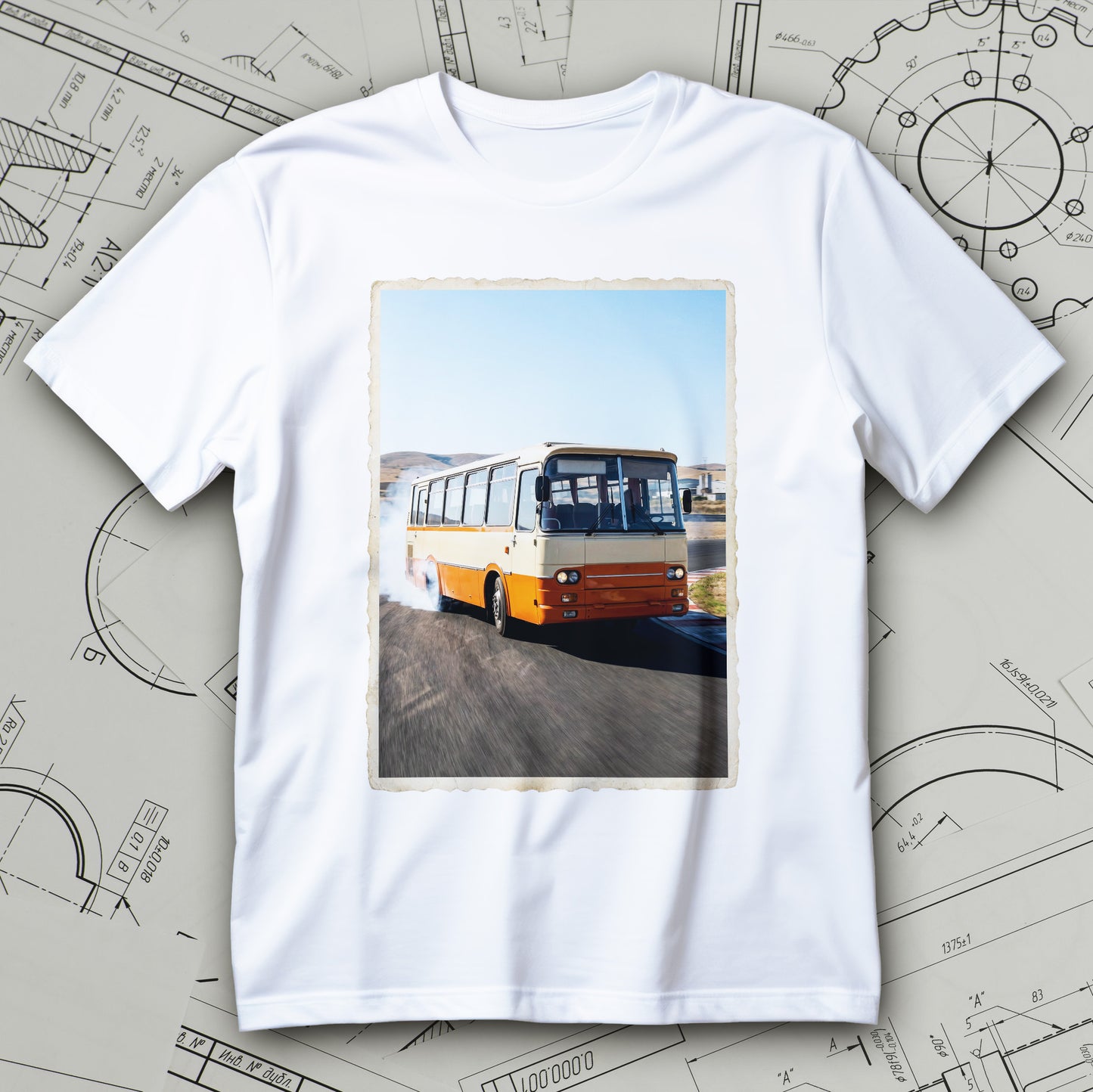 Koszulka autobus PRL z nadrukiem kremowo-pomaranczowego autobusa na torze, dym spod kol i dynamiczny kadr