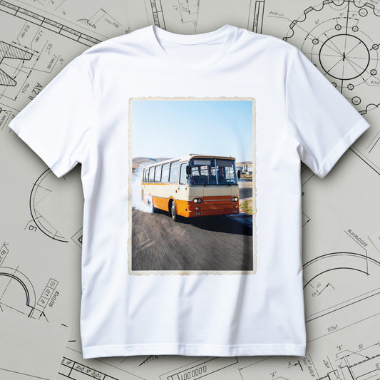 Koszulka autobus PRL z nadrukiem kremowo-pomaranczowego autobusa na torze, dym spod kol i dynamiczny kadr