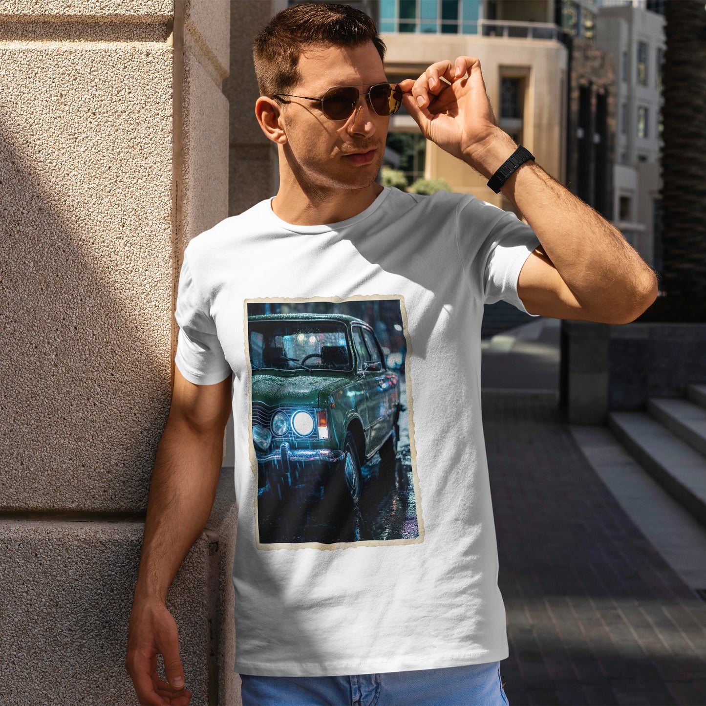 Fiat 125p w deszczu - zielony klasyk nocą