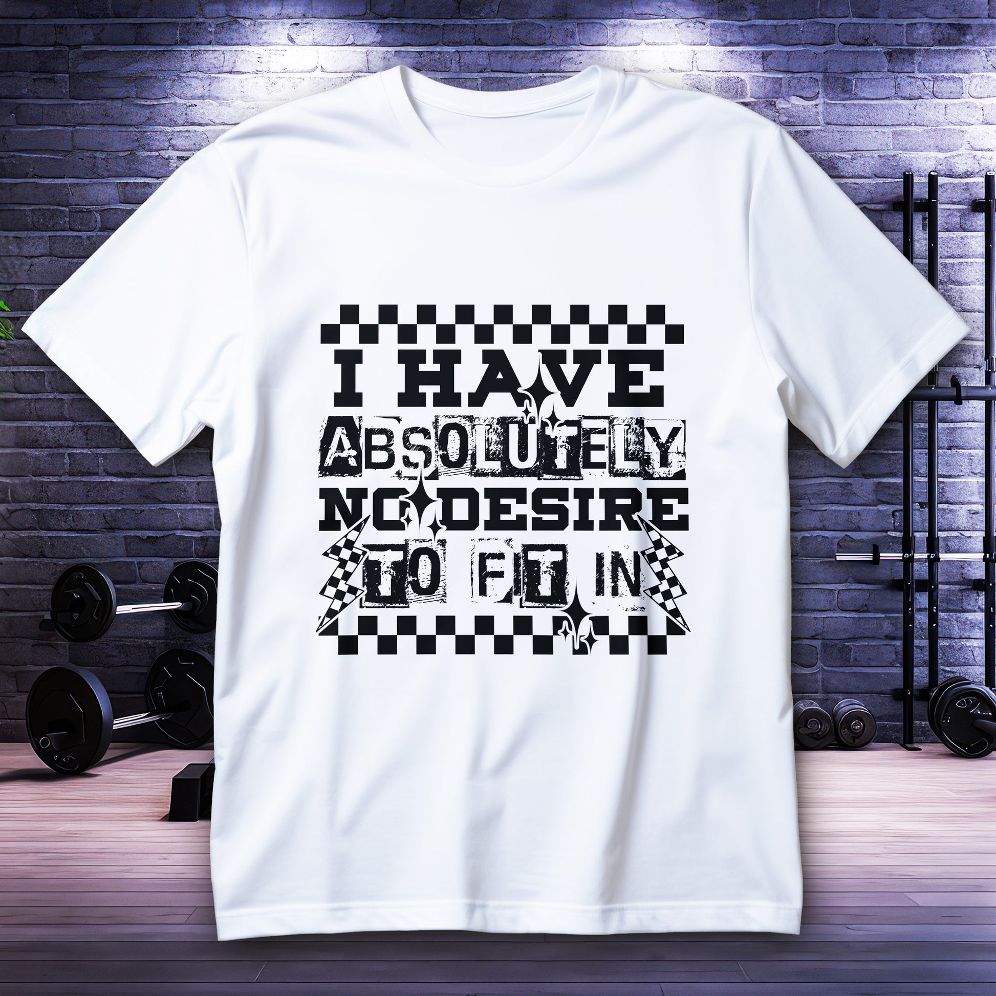 Koszulka z napisem I HAVE ABSOLUTELY NO DESIRE TO FIT IN, szachownica i flagi wyścigowe na białym tle