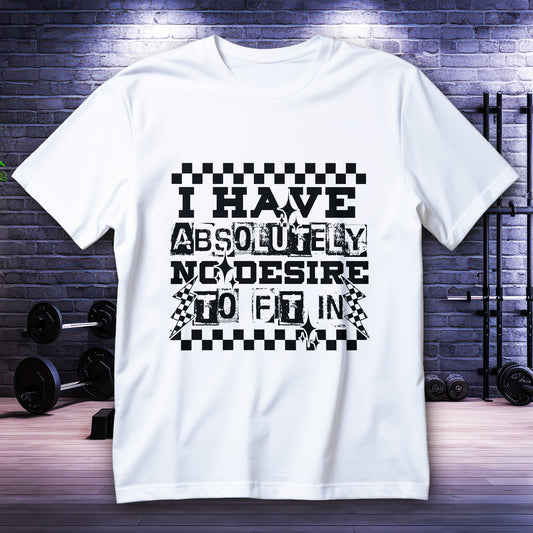 Koszulka z napisem I HAVE ABSOLUTELY NO DESIRE TO FIT IN, szachownica i flagi wyścigowe na białym tle