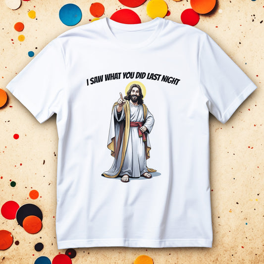 Koszulka WIDZIAŁEM CO ZROBIŁEŚ ZESZLEJ NOCY z ilustracją postaci w szacie z aureolą, wskazującej palcem