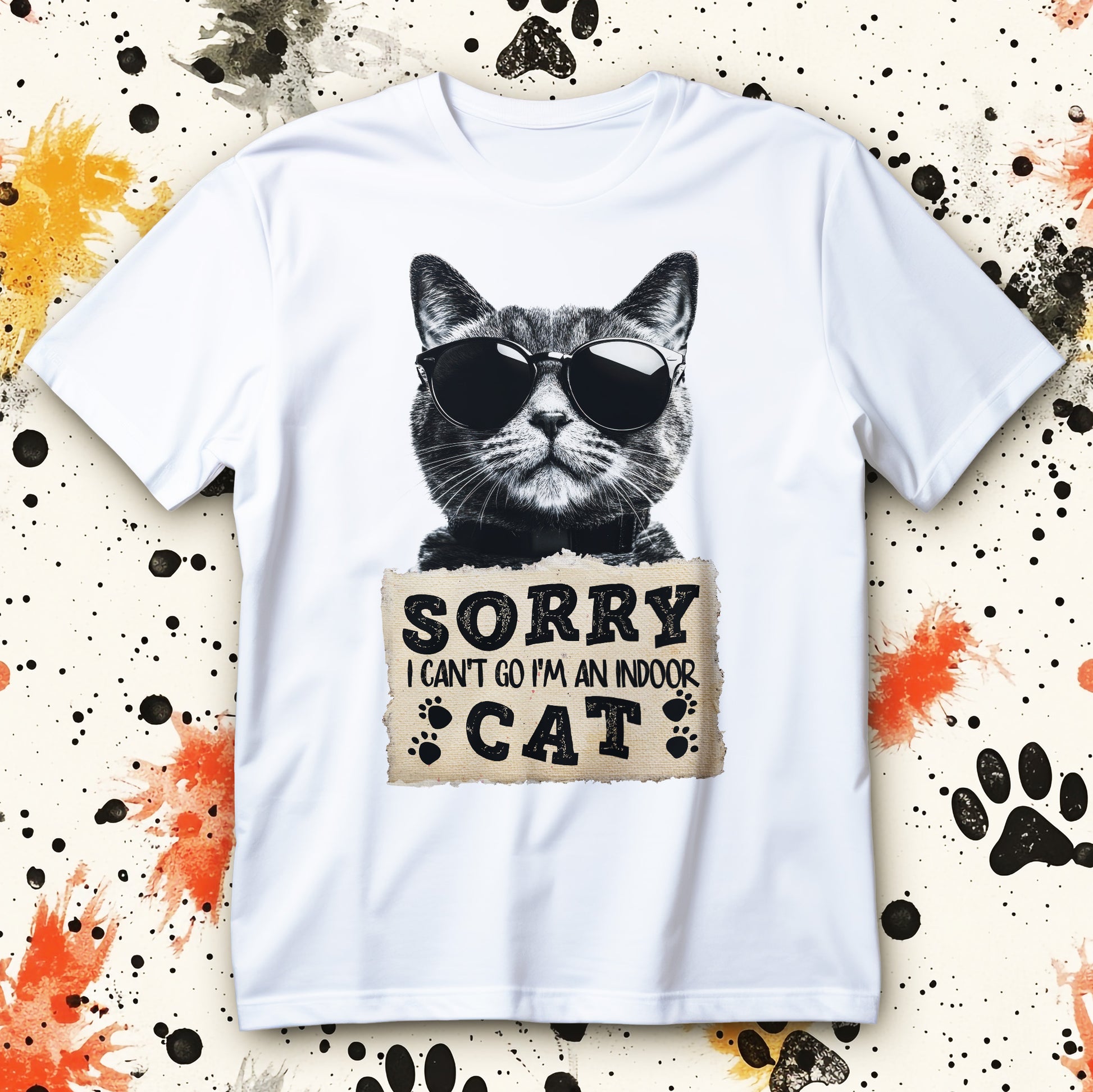 Koszulka z kotem indoor cat, kot w okularach trzyma karton z napisem SORRY I CAN'T GO I'M AN INDOOR CAT