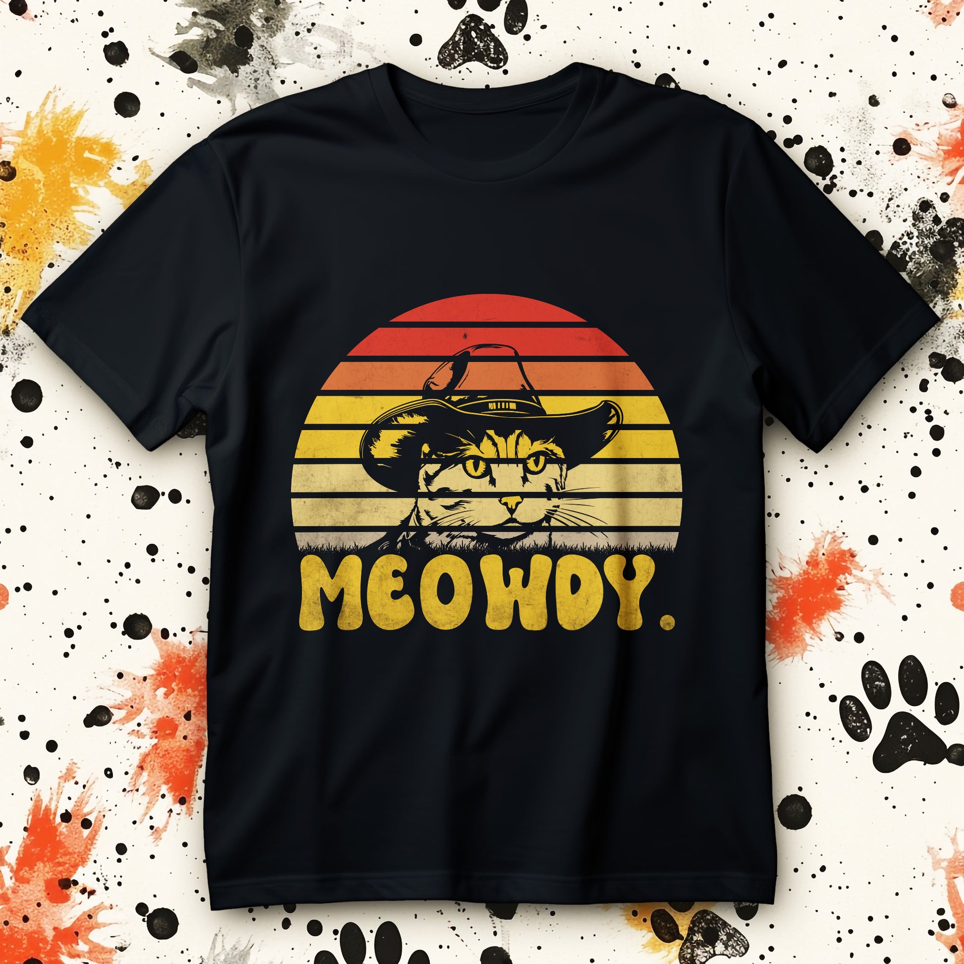 Koszulka MEOWDY z nadrukiem kota w kapeluszu kowbojskim na tle retro pasów zachodu słońca i napisem MEOWDY.