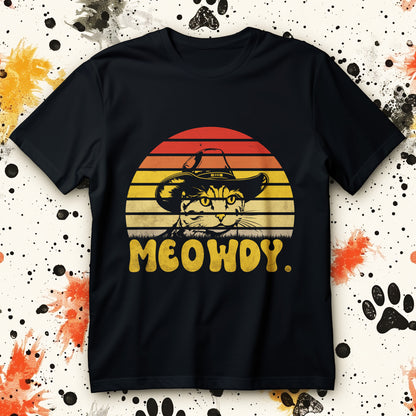 Koszulka MEOWDY z nadrukiem kota w kapeluszu kowbojskim na tle retro pasów zachodu słońca i napisem MEOWDY.