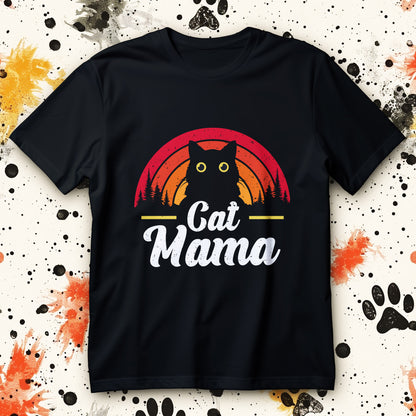 Koszulka kocia mama Cat Mama, czarna sylwetka kota z oczami na tle retro pasów i drzew