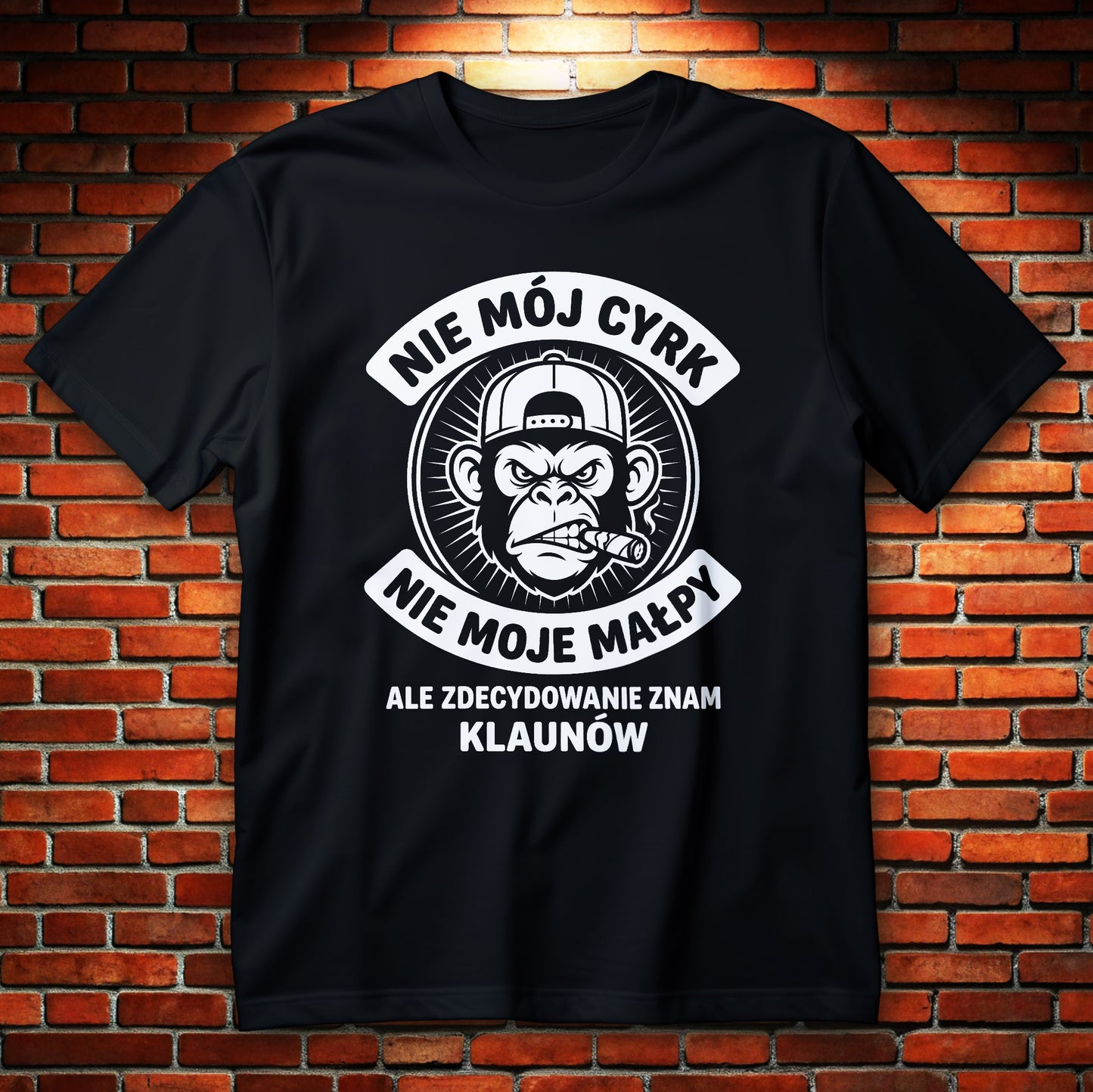 Koszulka nie mój cyrk nie moje małpy z nadrukiem małpy w czapce z cygarem i napisem o klaunach