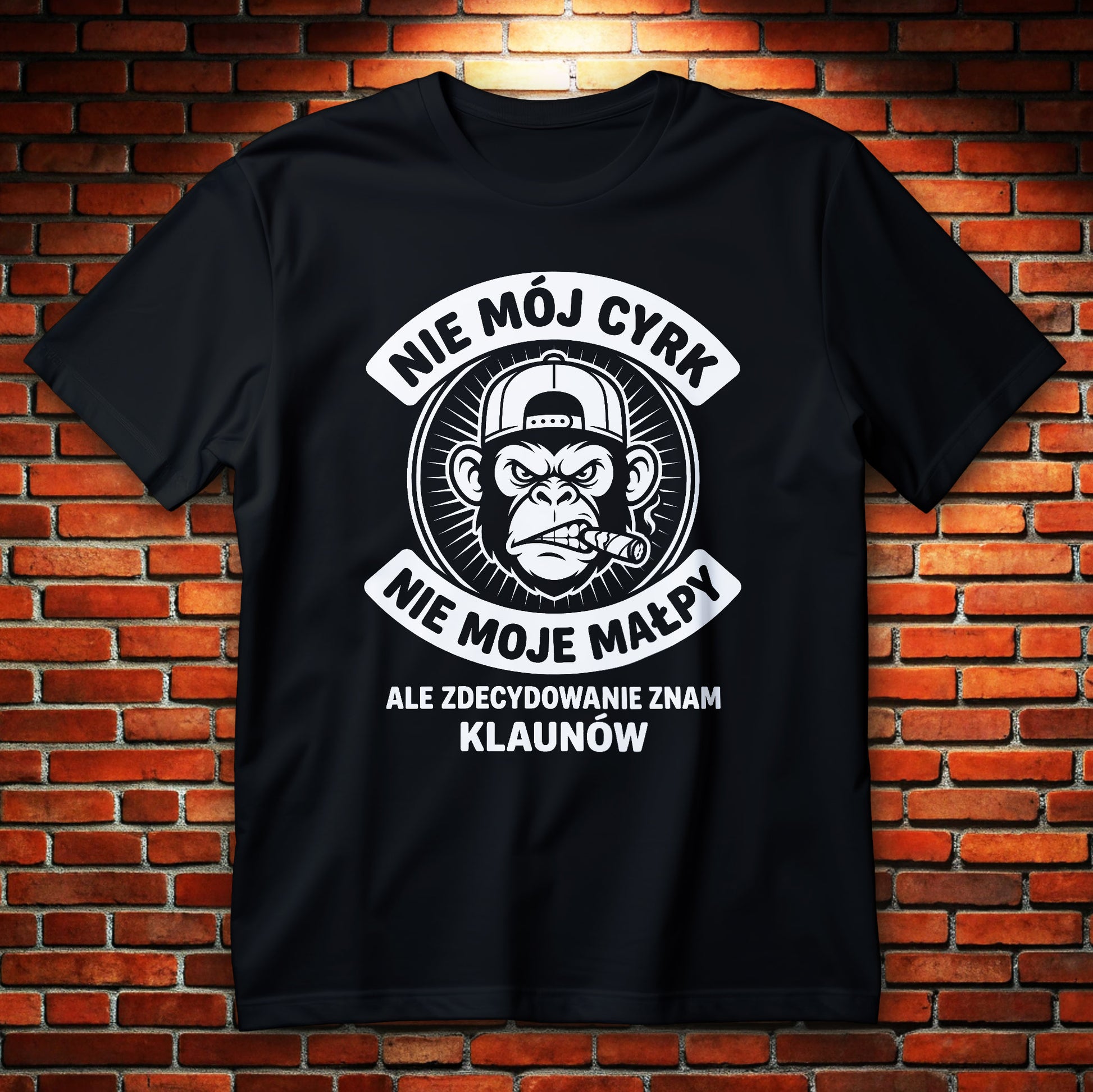 Koszulka nie mój cyrk nie moje małpy z nadrukiem małpy w czapce z cygarem i napisem o klaunach