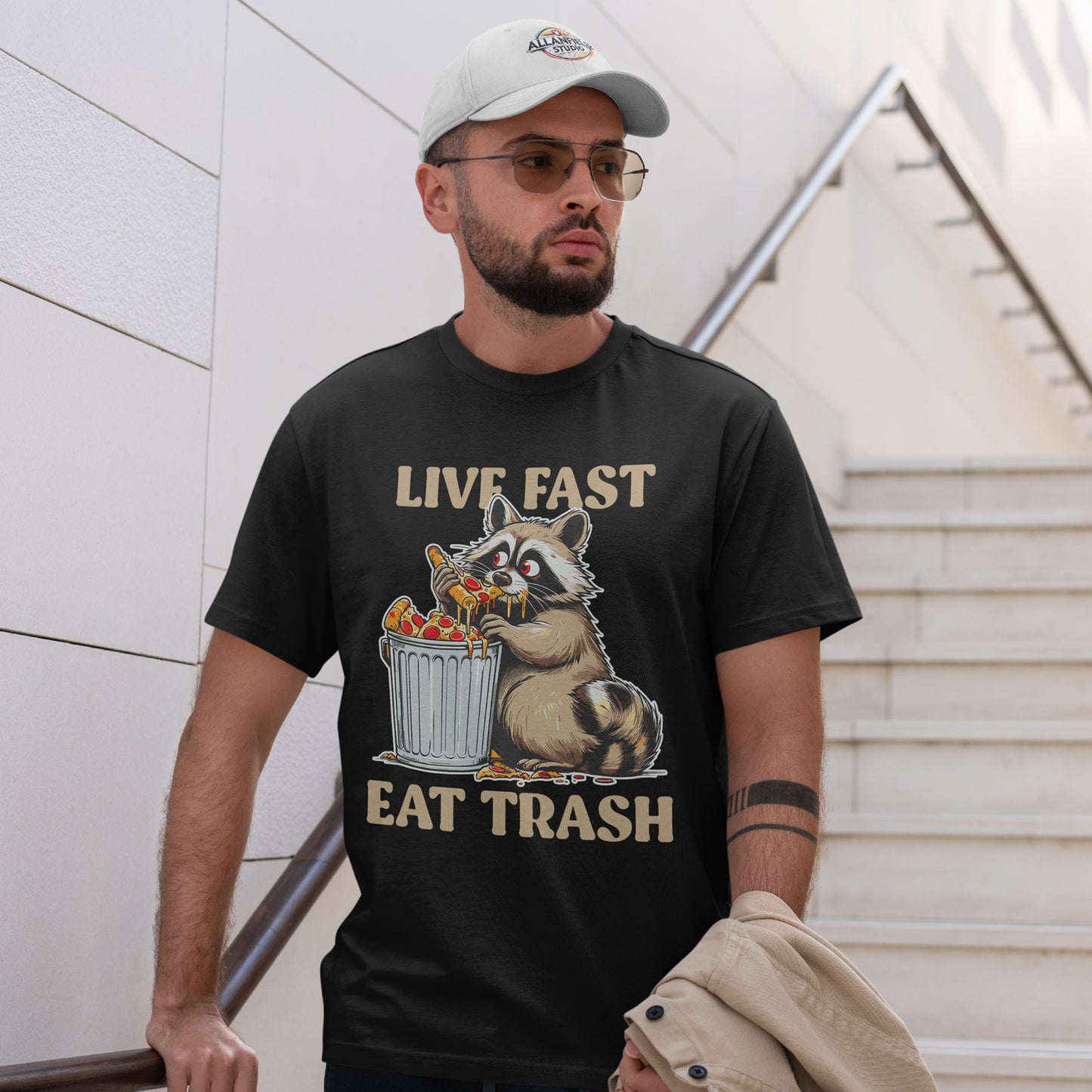 Live Fast Eat Trash - szop pracz z pizzą
