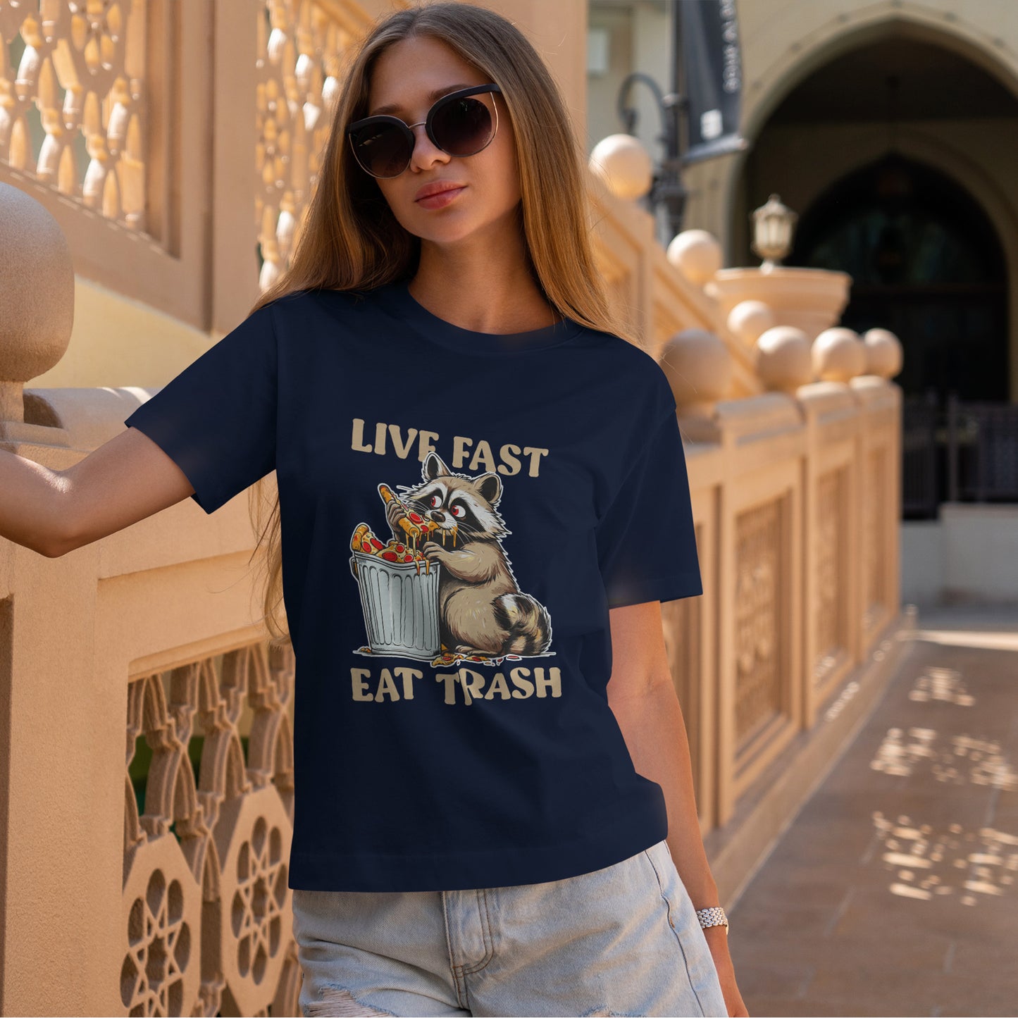 Live Fast Eat Trash - szop pracz z pizzą