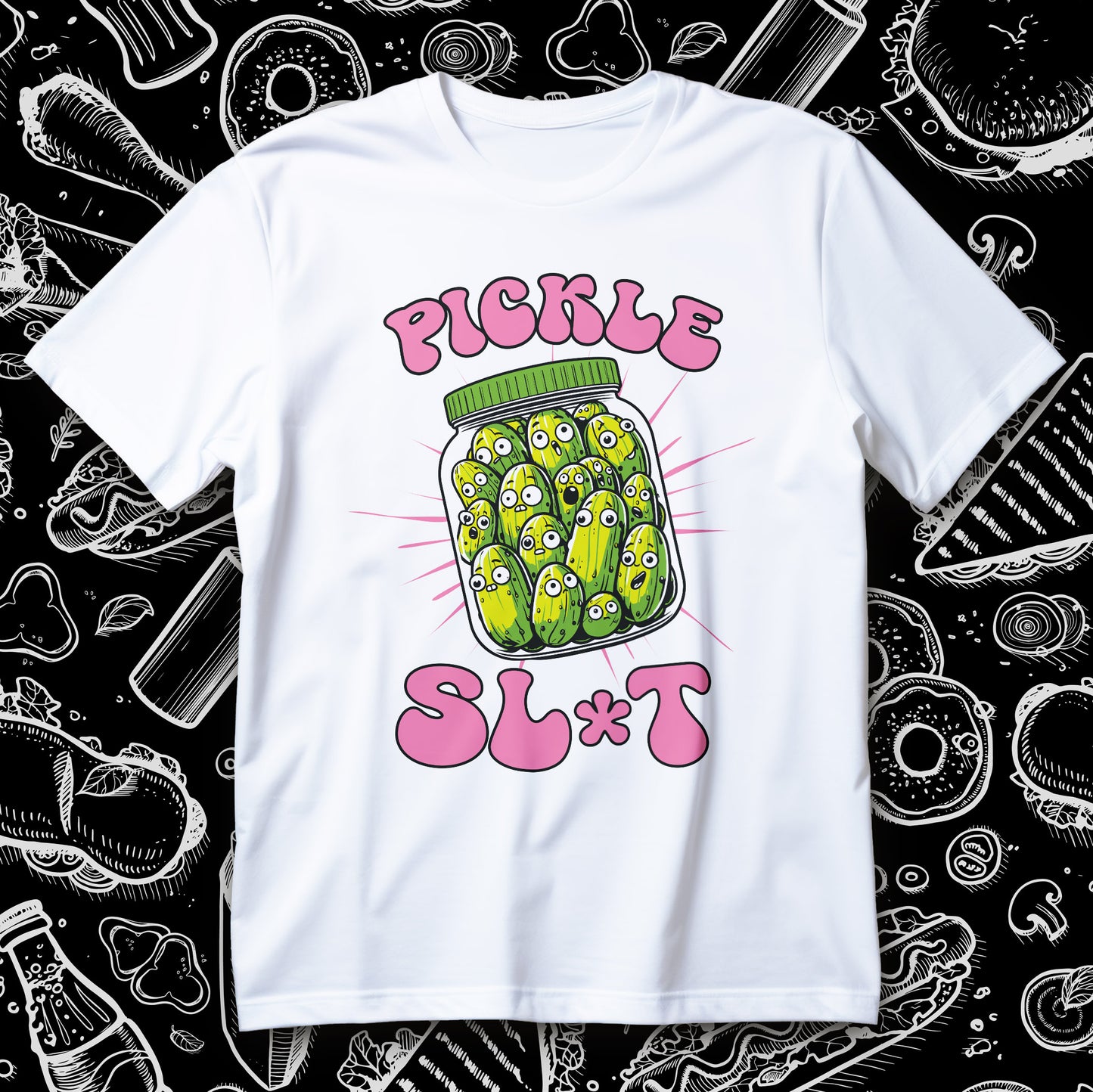 Koszulka z ogórkiem PICKLE SL*T, słoik pełen ogórków z minami i napisy PICKLE oraz SL*T na czarnym tle