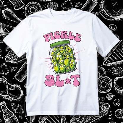 Koszulka z ogórkiem PICKLE SL*T, słoik pełen ogórków z minami i napisy PICKLE oraz SL*T na czarnym tle