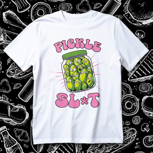 Koszulka z ogórkiem PICKLE SL*T, słoik pełen ogórków z minami i napisy PICKLE oraz SL*T na czarnym tle