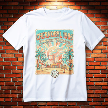 Koszulka CHERNOBYL 1986 z napisem SUMMER VACATION i retro plakatem z palmami, parasolami i symbolem promieniowania