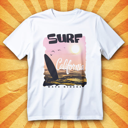 koszulka surf california wave riders retro vintage z deską surfingową i zachodem słońca nad wodą