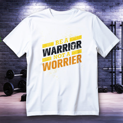 Koszulka motywacyjna z napisem BE A WARRIOR NOT A WORRIER w żółto-pomarańczowej typografii na czarnym tle