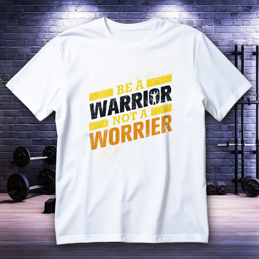 Koszulka motywacyjna z napisem BE A WARRIOR NOT A WORRIER w żółto-pomarańczowej typografii na czarnym tle