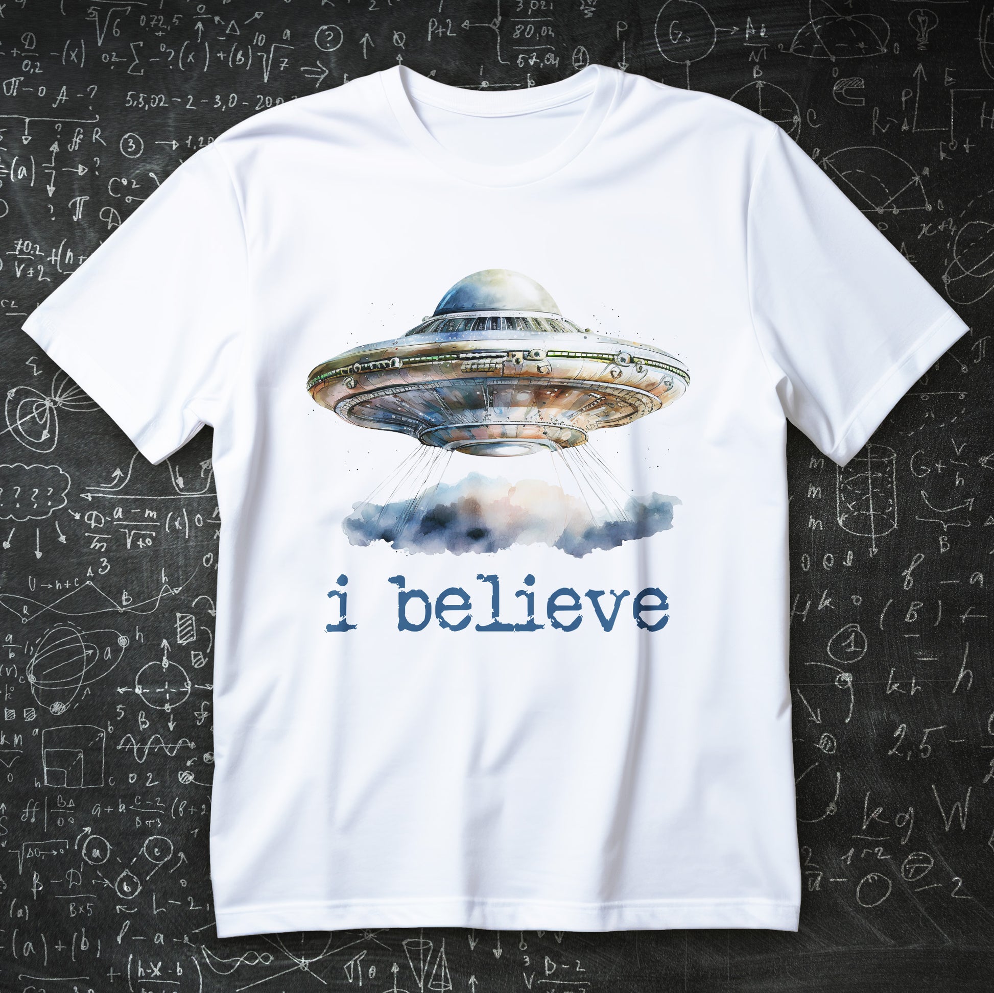 Koszulka UFO I Believe z latającym spodkiem nad chmurami i gwiazdami na czarnym tle
