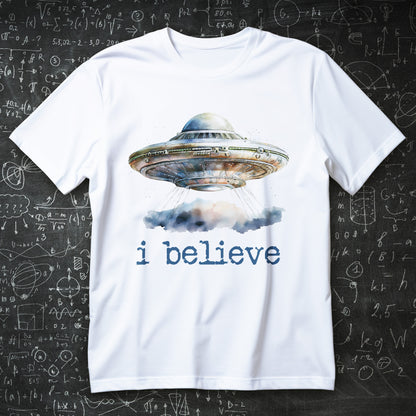 Koszulka UFO I Believe z latającym spodkiem nad chmurami i gwiazdami na czarnym tle
