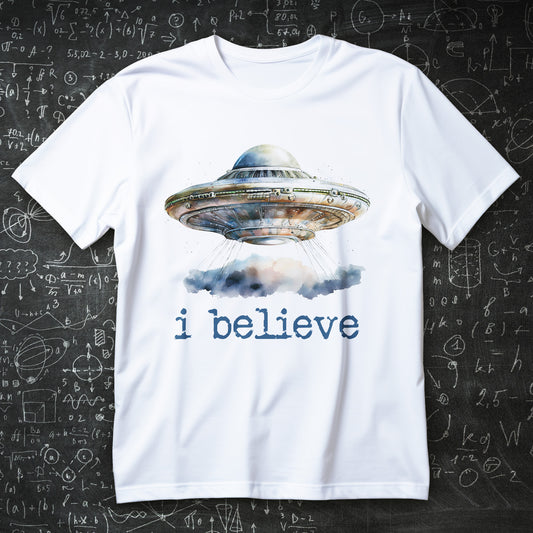 Koszulka UFO I Believe z latającym spodkiem nad chmurami i gwiazdami na czarnym tle