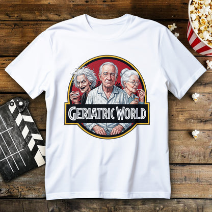 Koszulka Geriatric World z komiksową grafiką trójki seniorów, protezą, tabletkami i filmowym logo