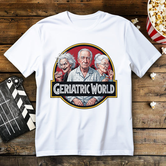 Koszulka Geriatric World z komiksową grafiką trójki seniorów, protezą, tabletkami i filmowym logo