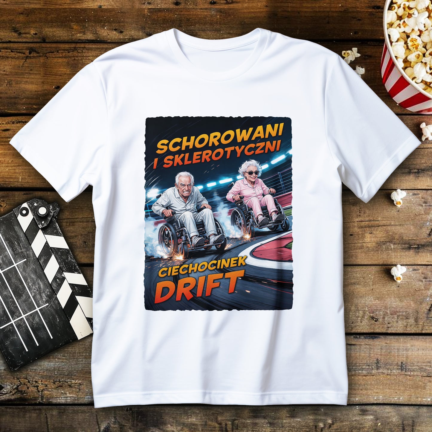 Koszulka Ciechocinek Drift z seniorami na wózkach inwalidzkich w driftowym wyścigu i napisem Schorowani i Sklerotyczni