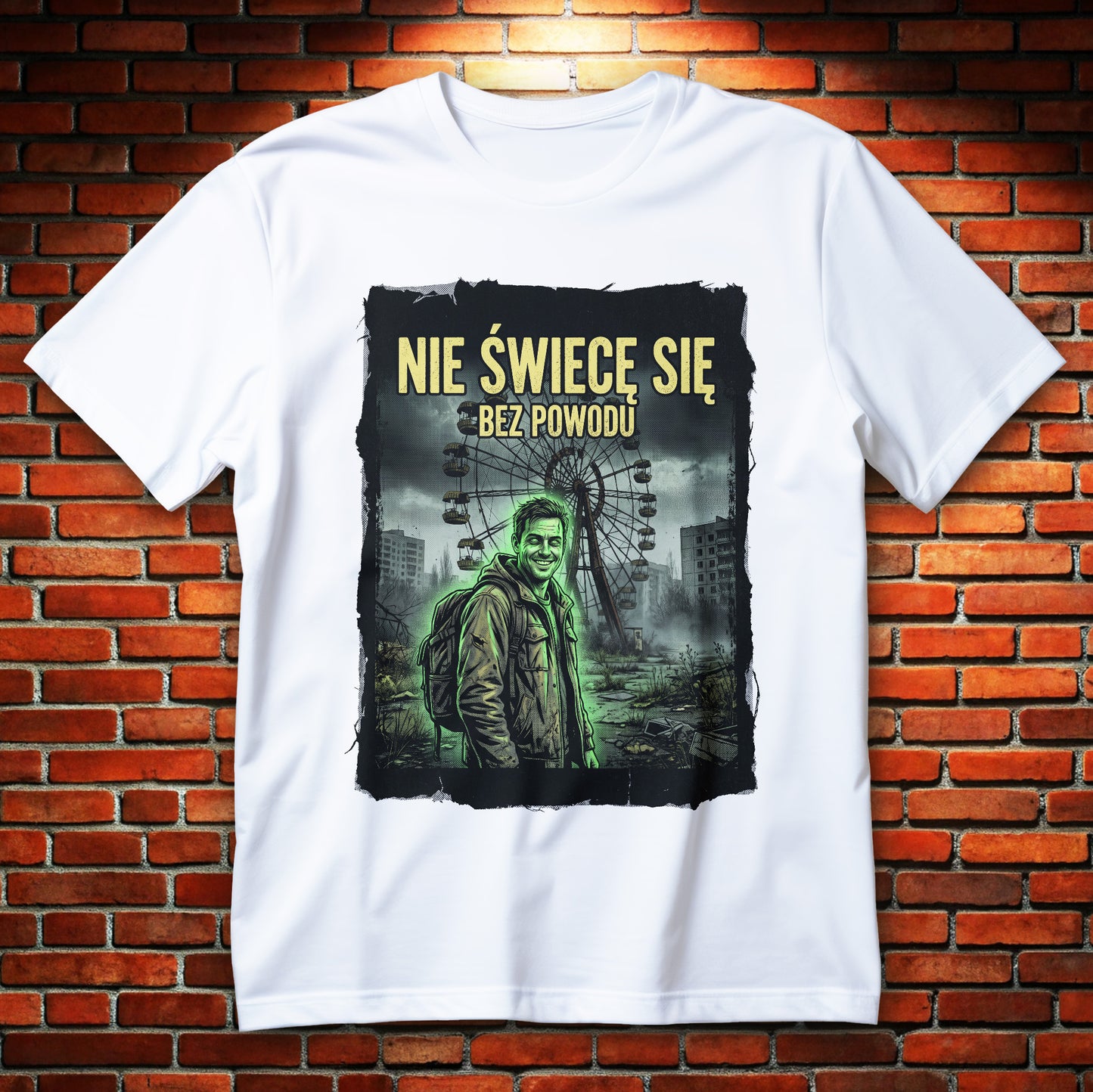 Koszulka Nie Świecę Się Bez Powodu z zielono świecącą postacią i opuszczonym diabelskim młynem