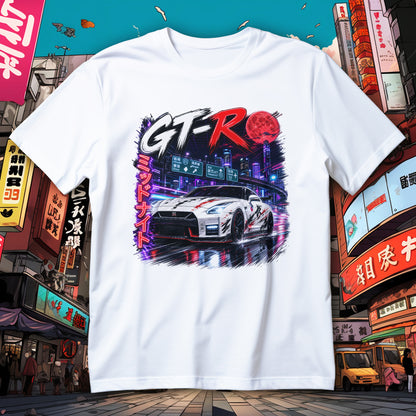 Koszulka GT-R JDM z białym coupe na mokrej trasie Wangan, czerwonym księżycem i neonową panoramą Tokio