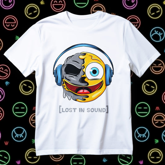 Koszulka LOST IN SOUND z pół żółtą emotką, pół szarą czaszką i niebieskimi słuchawkami na czarnym tle