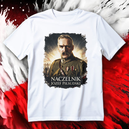 Koszulka Józef Piłsudski - portret Naczelnika w mundurze z biało-czerwonymi barwami i żołnierzami w tle