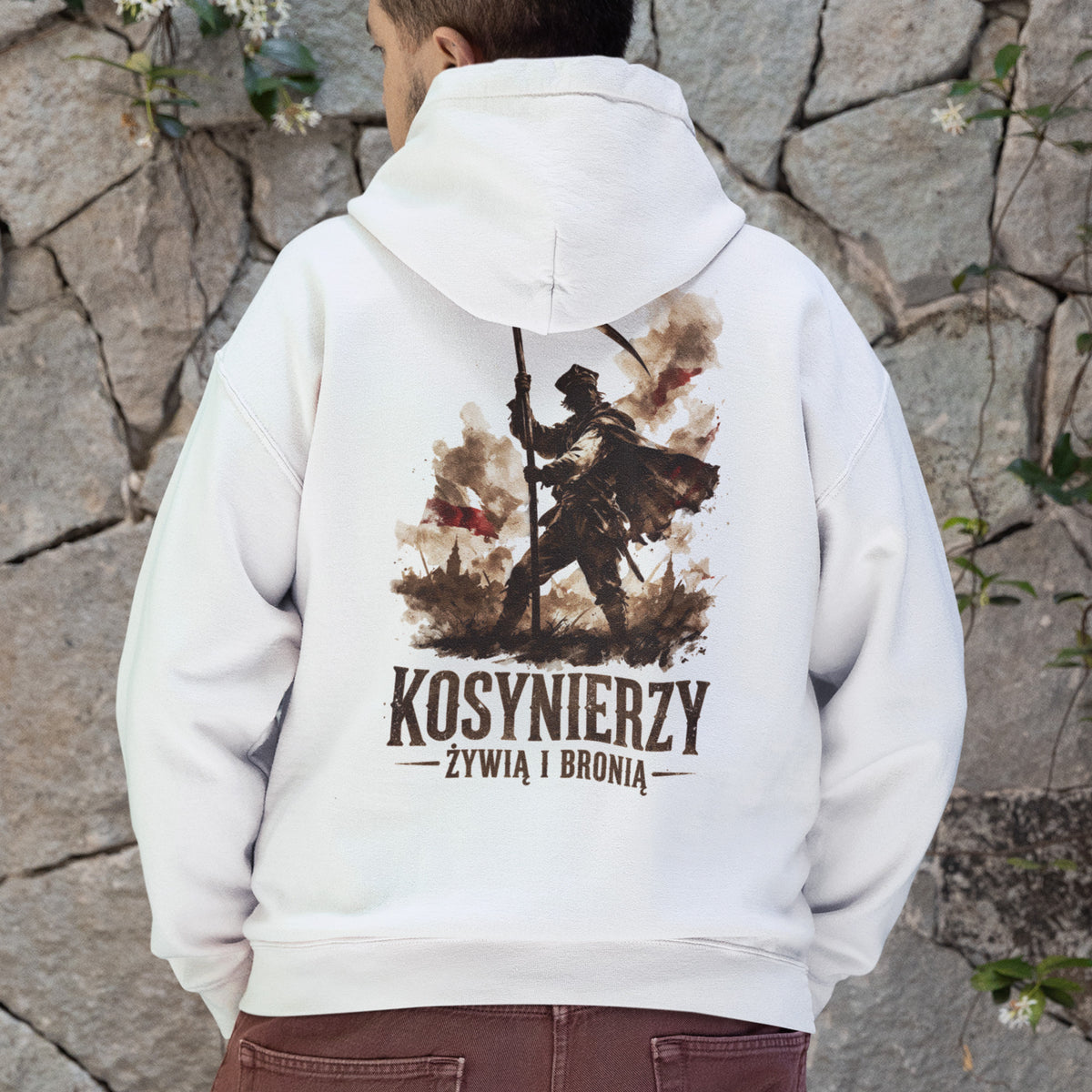 Bluza patriotyczna Kosynierzy z postacią kosyniera, kosą, biało-czerwonymi flagami i napisem ŻYWIĄ I BRONIĄ