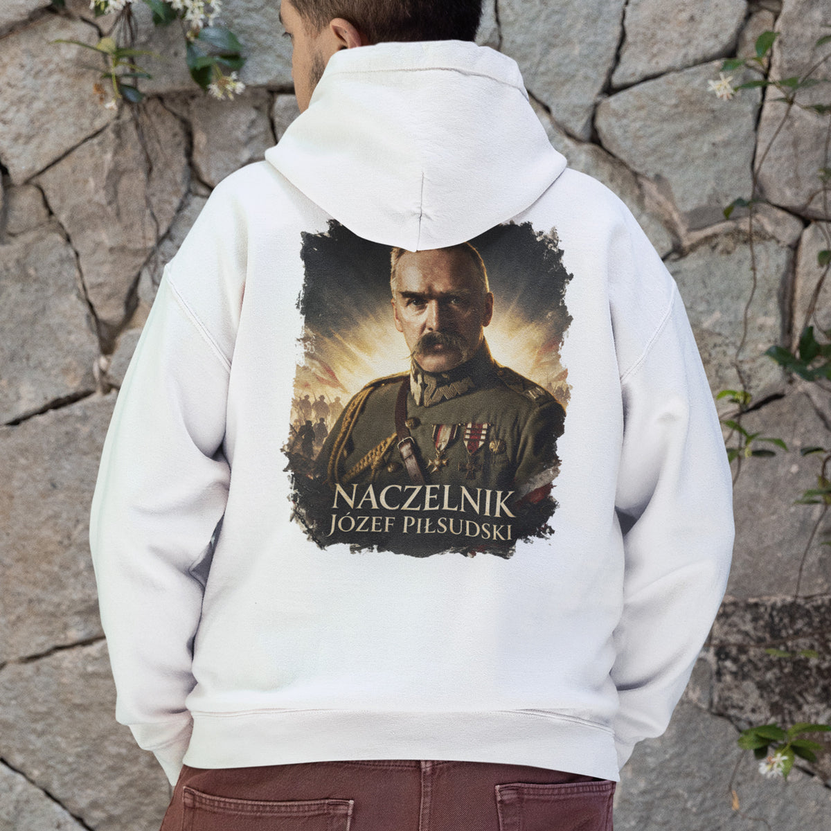 Bluza Józef Piłsudski z napisem NACZELNIK JÓZEF PIŁSUDSKI, portretem wojskowego i biało-czerwonym tłem