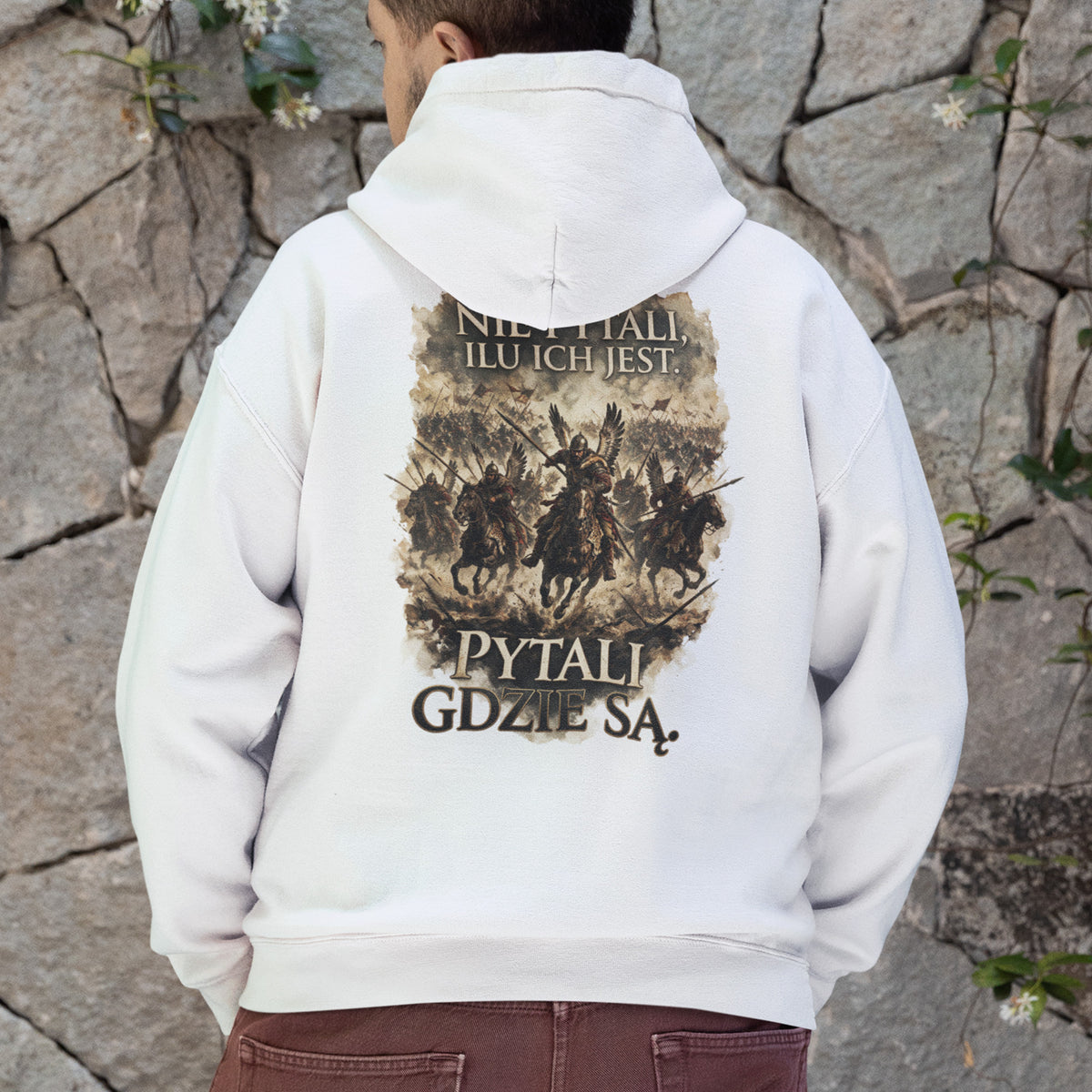 Bluza z husarią przedstawiająca szarżę jeźdźców ze skrzydłami i kopiami oraz napis NIE PYTALI, ILU ICH JEST.