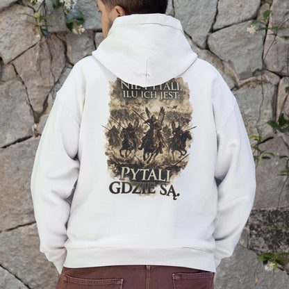 Bluza z husarią przedstawiająca szarżę jeźdźców ze skrzydłami i kopiami oraz napis NIE PYTALI, ILU ICH JEST.