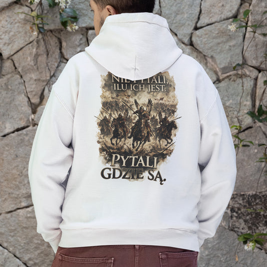 Bluza z husarią przedstawiająca szarżę jeźdźców ze skrzydłami i kopiami oraz napis NIE PYTALI, ILU ICH JEST.